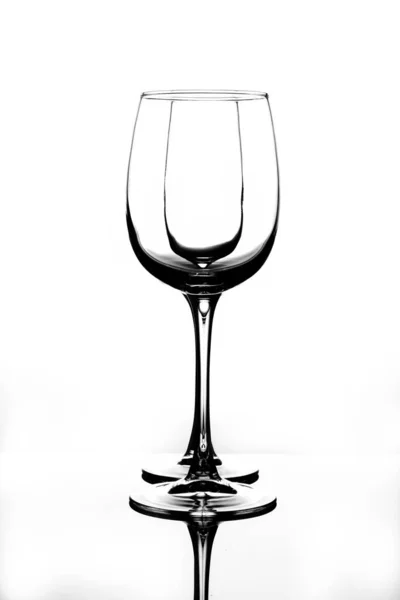 여러 가지 모양의 포도주 잔을 반사광으로 구경 함 — 스톡 사진