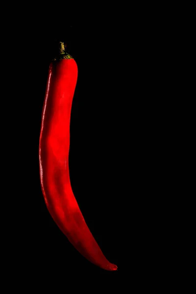 Röd varm chili paprika på en mörk bakgrund — Stockfoto