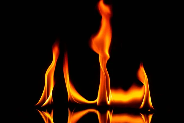 Oheň s odrazem na tmavém pozadí. — Stock fotografie