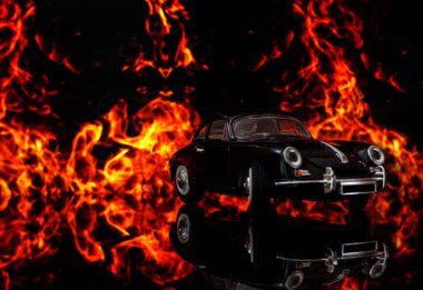 Yangın arka planında yansıması olan araba..