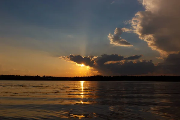 Puesta de sol en el río sobre el fondo de las nubes — Foto de Stock