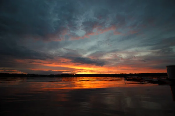 Puesta de sol y cielo desde la orilla del río — Foto de Stock