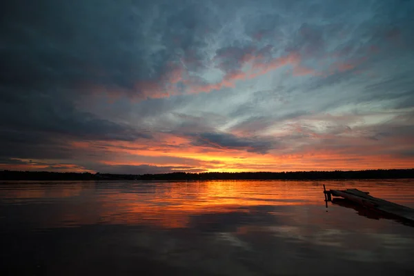 Puente sobre el río con vista al atardecer — Foto de Stock