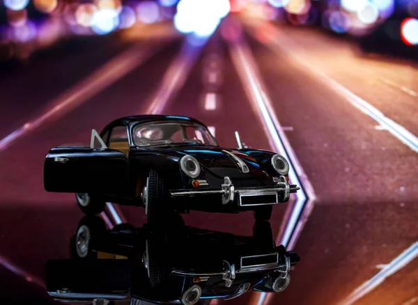 Carro com reflexão sobre o fundo da estrada — Fotografia de Stock