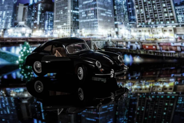 Carro com reflexão sobre o fundo da cidade — Fotografia de Stock