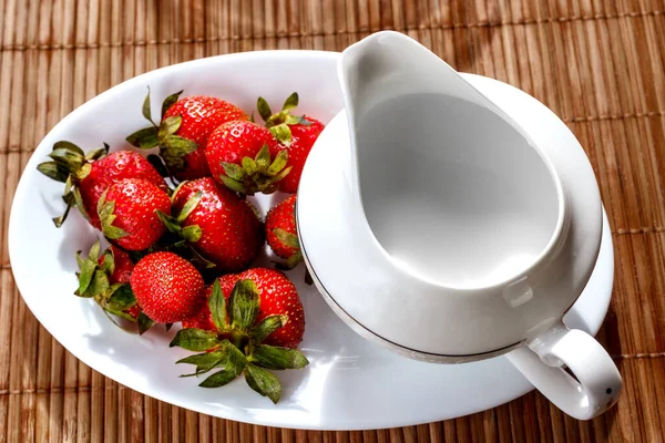 Φράουλα σε δίσκο με κανάτα γάλακτος — Φωτογραφία Αρχείου