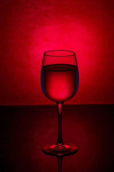Křišťálový pohár s nápojem s odrazem ve skle — Stock fotografie