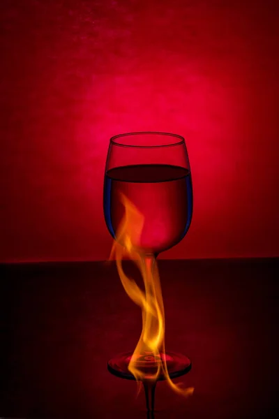 Cálice de cristal com uma bebida em chamas — Fotografia de Stock