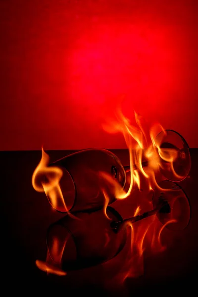 Křišťálový pohár s nápojem v plamenech — Stock fotografie
