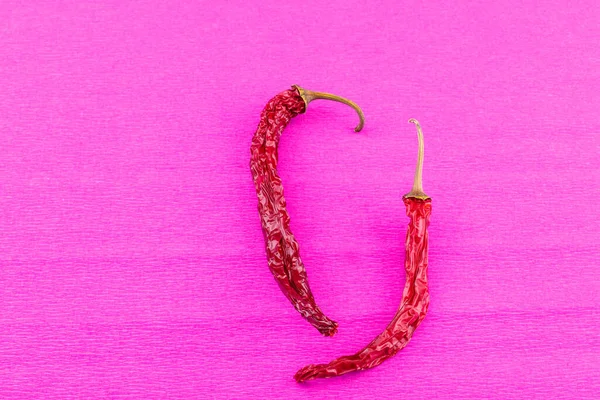Piros forró chili paprika rózsaszín háttér — Stock Fotó