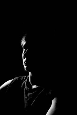 Gitarlı bir adamın siyah beyaz fotoğrafı.