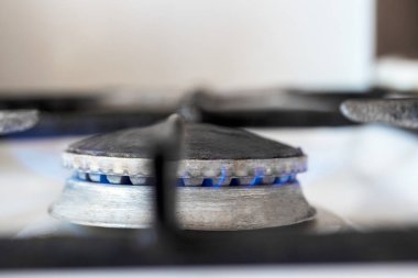 Mutfakta ateş yakma tahtası var.