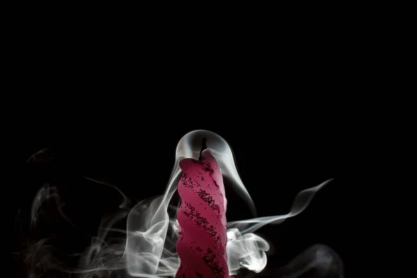 Kouř ze zhasnuté svíčky na černém pozadí — Stock fotografie