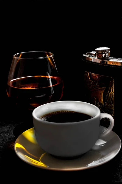 Tasse Kaffee mit einem Glas Cognac und einem Kolben — Stockfoto