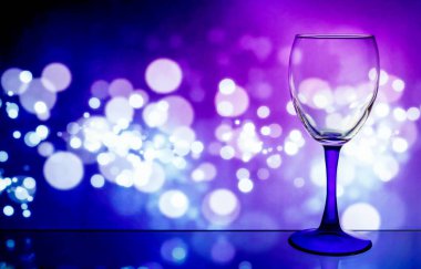 Güzel bir arka planda şarap için kristal cam