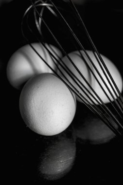 Yumurta çırpmak için çırpılmış tavuk yumurtaları.