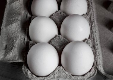 Karton ambalajda tavuk yumurtası