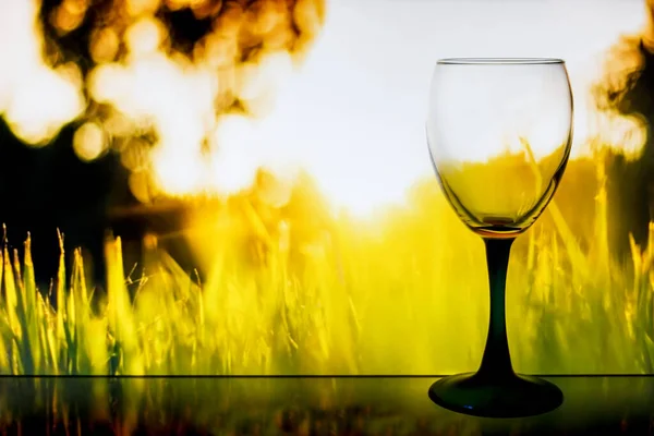 Kristalglas voor wijn op een mooie achtergrond — Stockfoto
