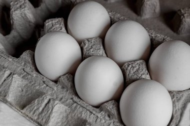 Karton ambalajda tavuk yumurtası