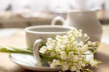 Vadi zambaklarıyla dolu bir fincan kahve.