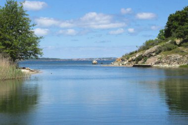 Denizin ortasındaki bir körfezdeki taş sürüsü.