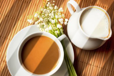 Vadi zambaklarıyla dolu bir fincan kahve.