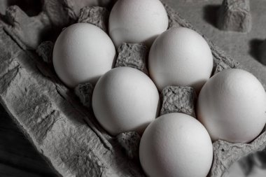 Karton ambalajda tavuk yumurtası