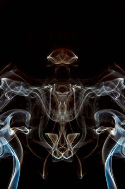 Karanlık bir arka planda mumdan çıkan dumanlar