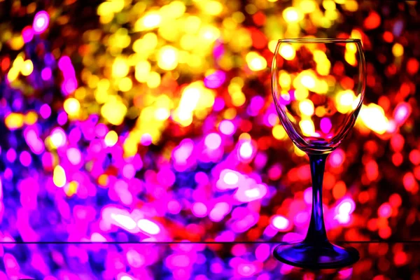 Vidro de cristal para vinho em um belo fundo — Fotografia de Stock