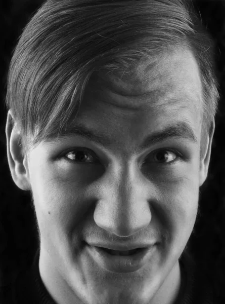 Portrait émotionnel noir et blanc d'un jeune homme — Photo