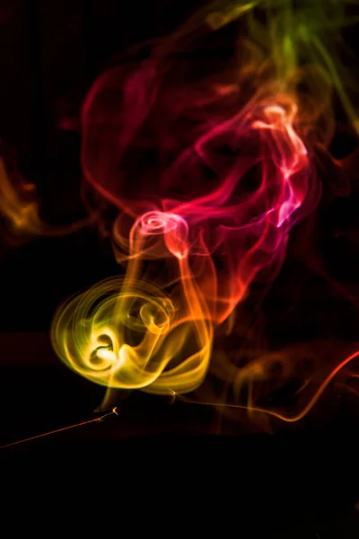Obláčky kouře ze svíčky na tmavém pozadí — Stock fotografie