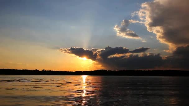 Nuvens sobre o rio ao pôr-do-sol — Vídeo de Stock