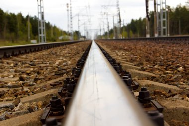 Elektrik destekli demiryolu rayları mesafeye gidiyor.