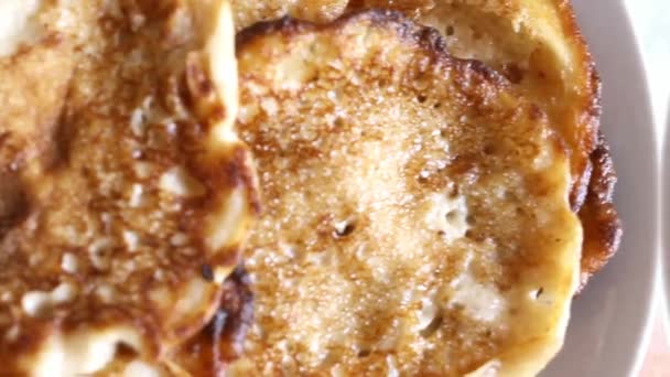 Panquecas fritas quentes com manteiga em um prato — Vídeo de Stock