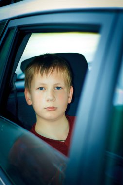 Arabadaki bir çocuğun yakın çekimi.