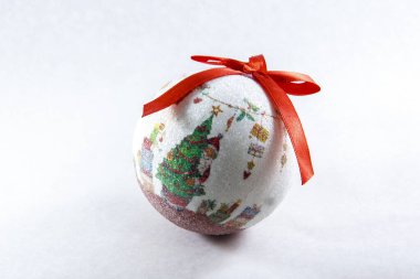 Kırmızı fiyonklu Noel oyuncağı