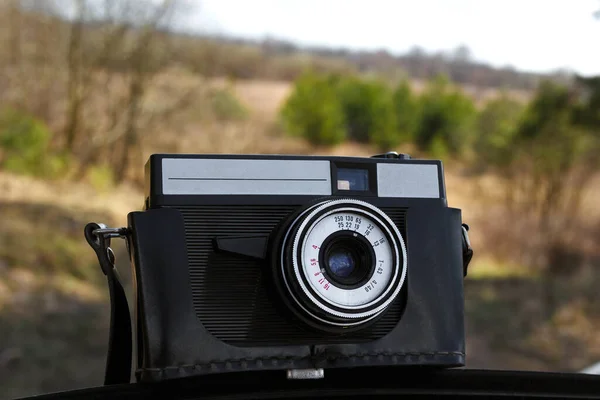 Oldtimer-Kamera vor dem Hintergrund des Waldes — Stockfoto