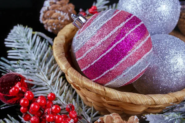 Kerstboomversiering. Nieuwjaarsspeelgoed op de boom. Achtergrondspeelgoed op de kerstboom. Vakantie. — Stockfoto