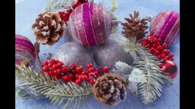 Noel ağacı süslemesi. Ağaçta yeni yıl oyuncakları. Noel ağacında arka plan oyuncakları. Tatil.