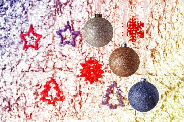 Χριστουγεννιάτικη διακόσμηση. Πρωτοχρονιάτικα παιχνίδια στο δέντρο. Παιχνίδια με φόντο στο χριστουγεννιάτικο δέντρο. Διακοπές — Φωτογραφία Αρχείου