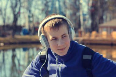 Genç adam konserde mızıka çalıyor.