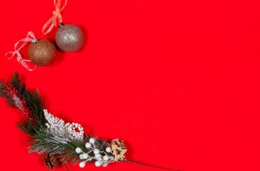 Noel ağacı süslemesi. Ağaçta yeni yıl oyuncakları. Noel ağacında arka plan oyuncakları. Tatil