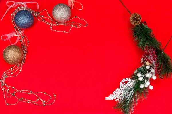 Χριστουγεννιάτικη διακόσμηση. Πρωτοχρονιάτικα παιχνίδια στο δέντρο. Παιχνίδια με φόντο στο χριστουγεννιάτικο δέντρο. Διακοπές — Φωτογραφία Αρχείου