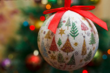 Ağaçta Noel topları var. Noel ağacını süslüyoruz. Yeni yıl. Noel zamanı. Tatil.