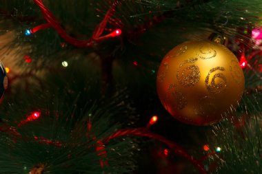 Ağaçta Noel topları var. Noel ağacını süslüyoruz. Yeni yıl. Noel zamanı. Tatil.