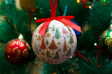 Ağaçta Noel topları var. Noel ağacını süslüyoruz. Yeni yıl. Noel zamanı. Tatil.