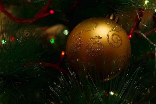 Kerstballen op de boom. We versieren de kerstboom. Nieuwjaar. Kerstmis. Vakantie. — Stockfoto