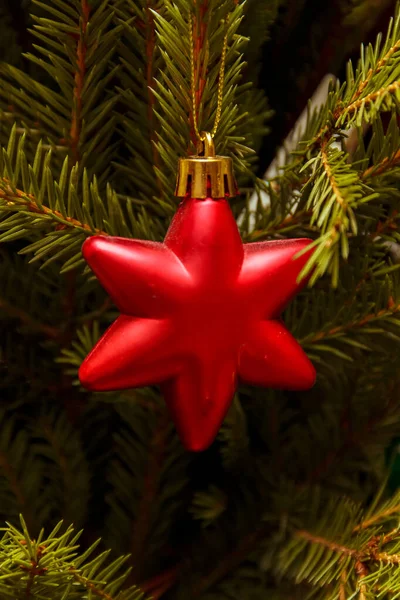 Kerstballen op de boom. We versieren de kerstboom. Nieuwjaar. Kerstmis. Vakantie. — Stockfoto