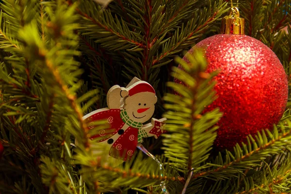 Kerstballen op de boom. We versieren de kerstboom. Nieuwjaar. Kerstmis. Vakantie. — Stockfoto