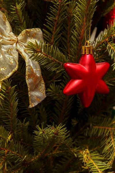 Kerstballen op de boom. We versieren de kerstboom. Nieuwjaar. Kerstmis. Vakantie. — Stockfoto